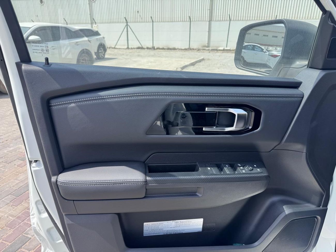 ميتسوبيشي L200 MITSUBISHI L200 Petrol Double Cabin 4WD 5MT 2.5L GLX -FULL OPTION_White