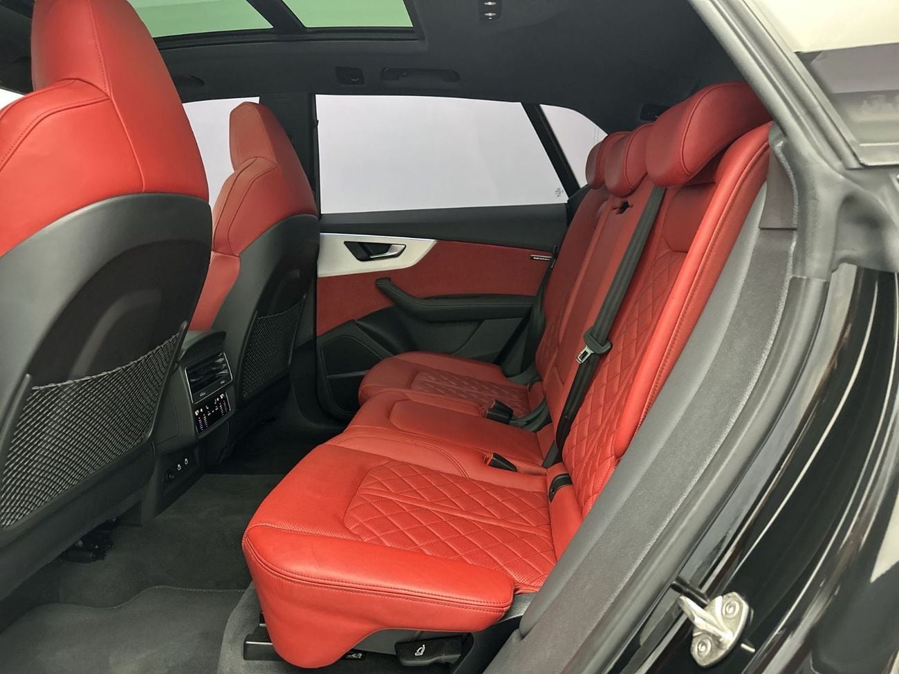 أودي Q8 55 TFSI quattro (340 HP) Crimson Red Edition (Ref# 053982)