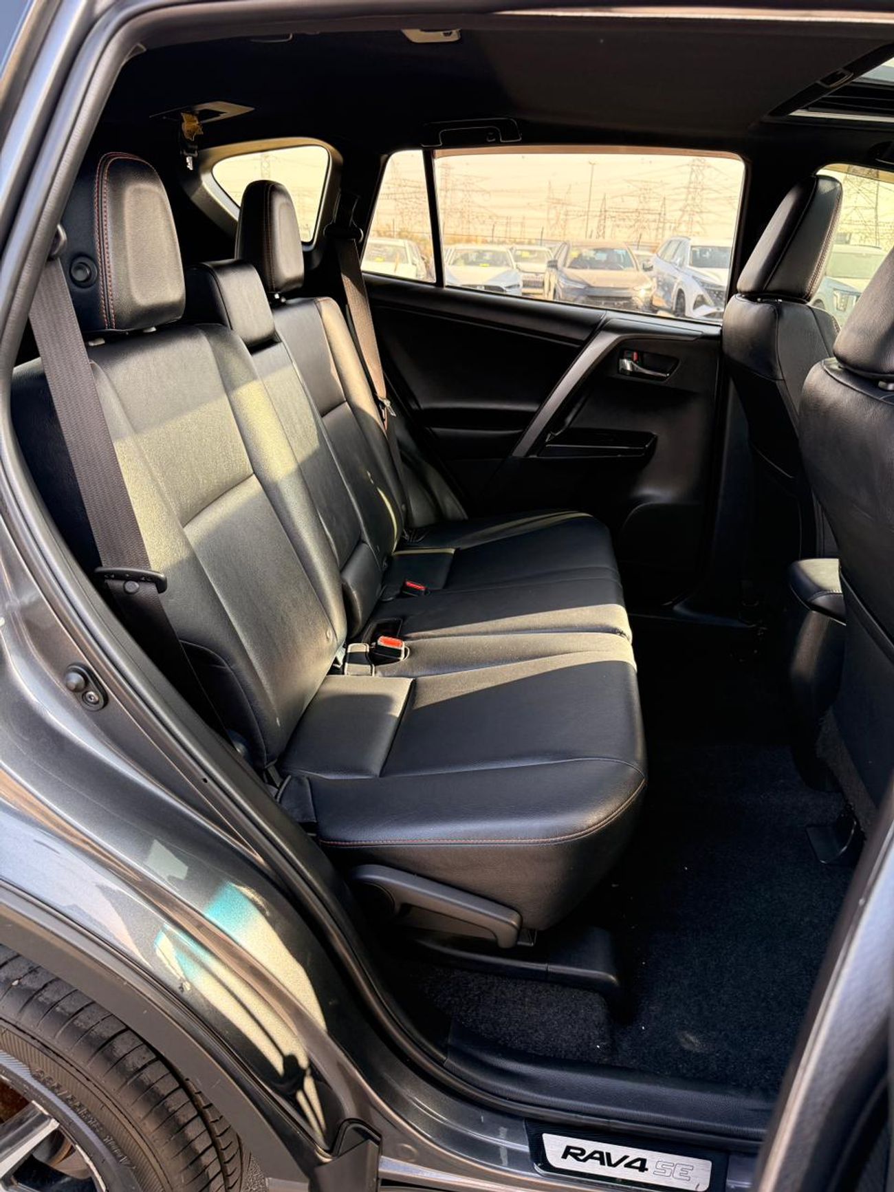 تويوتا راف ٤ SE 2.5 L | sunroof | push start | leather full option