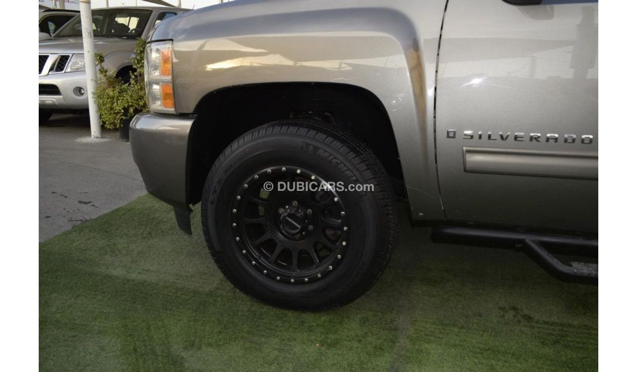 Chevrolet Silverado Pickup model 2009 imported silver color, equipped with two side halves, tyote wheels, sensors cruise