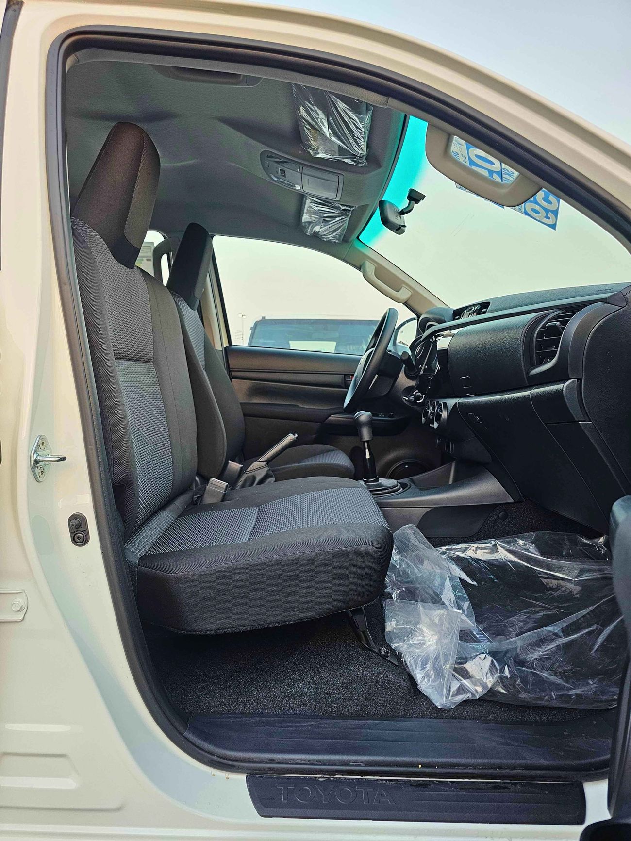 Toyota Hilux DLX-G1 | NARROW BODY | M/T | 2.4L V4 DIESEL | 4WD (CODE # DLX-G1)