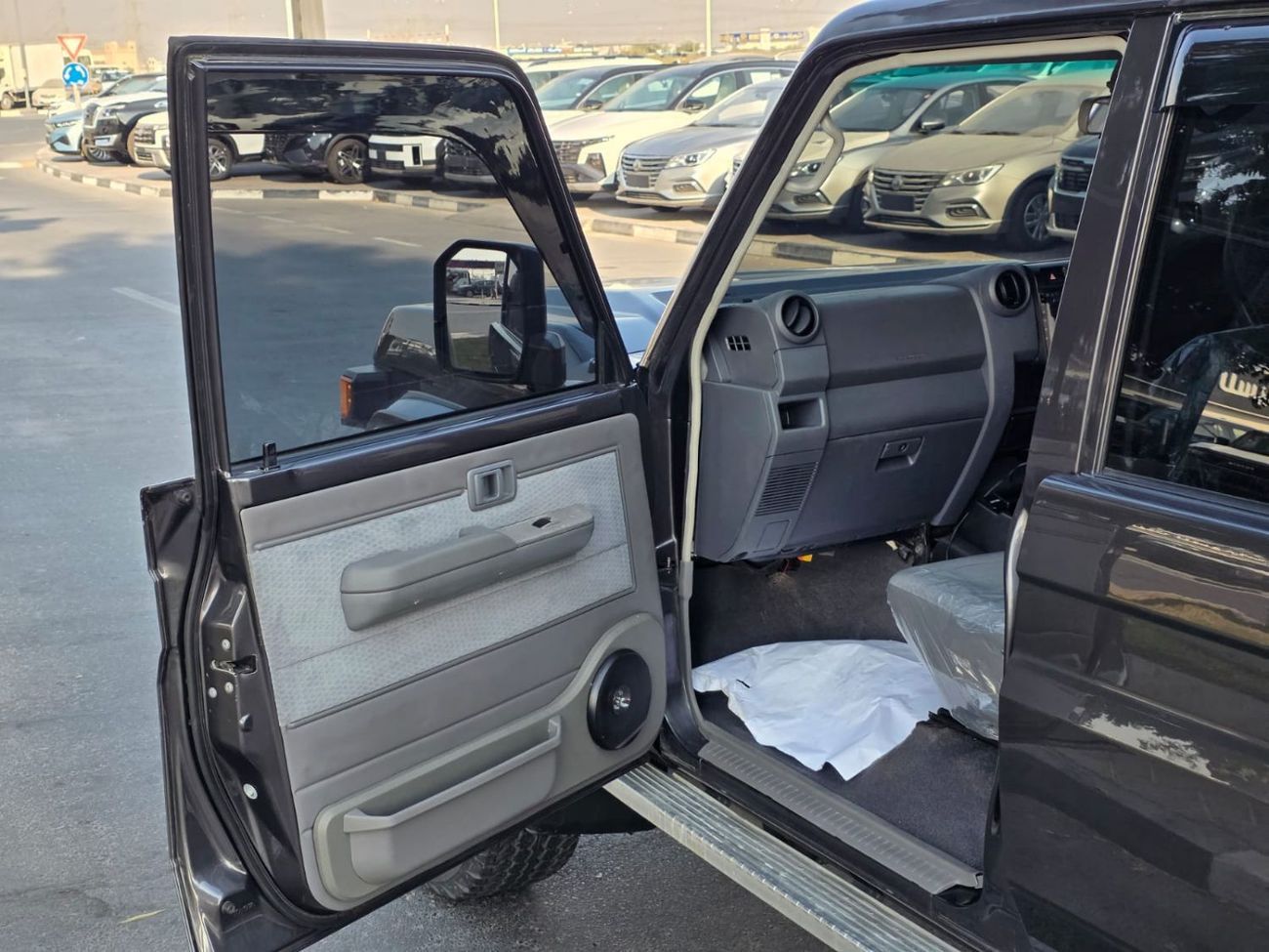 تويوتا لاند كروزر بيك آب diesel 4.5 liter ,right hand ,drive 2017 model ,shape 2024 ,only for export available