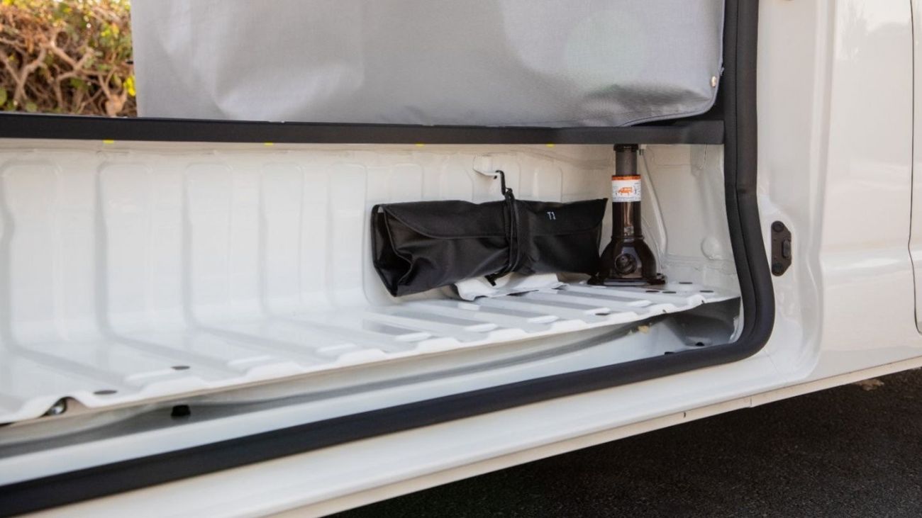 Toyota Hiace COMMERCIAL high roof  3.5L 6CYL M/T GASOLINE 3YEARS LOCAL WARRANTY. Local Registration + 10%