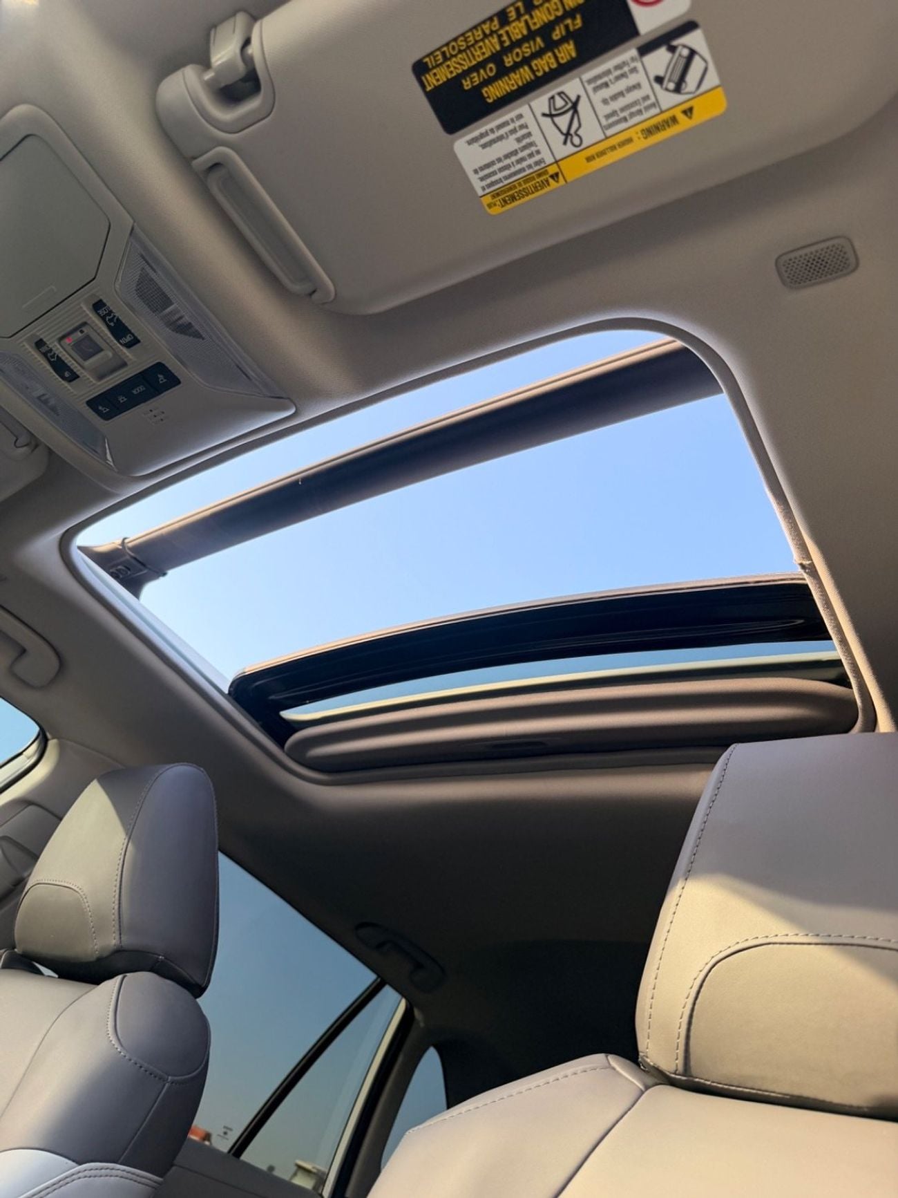 تويوتا راف ٤ XLE 2.5L / sunroof, leather seats/ full option 2023