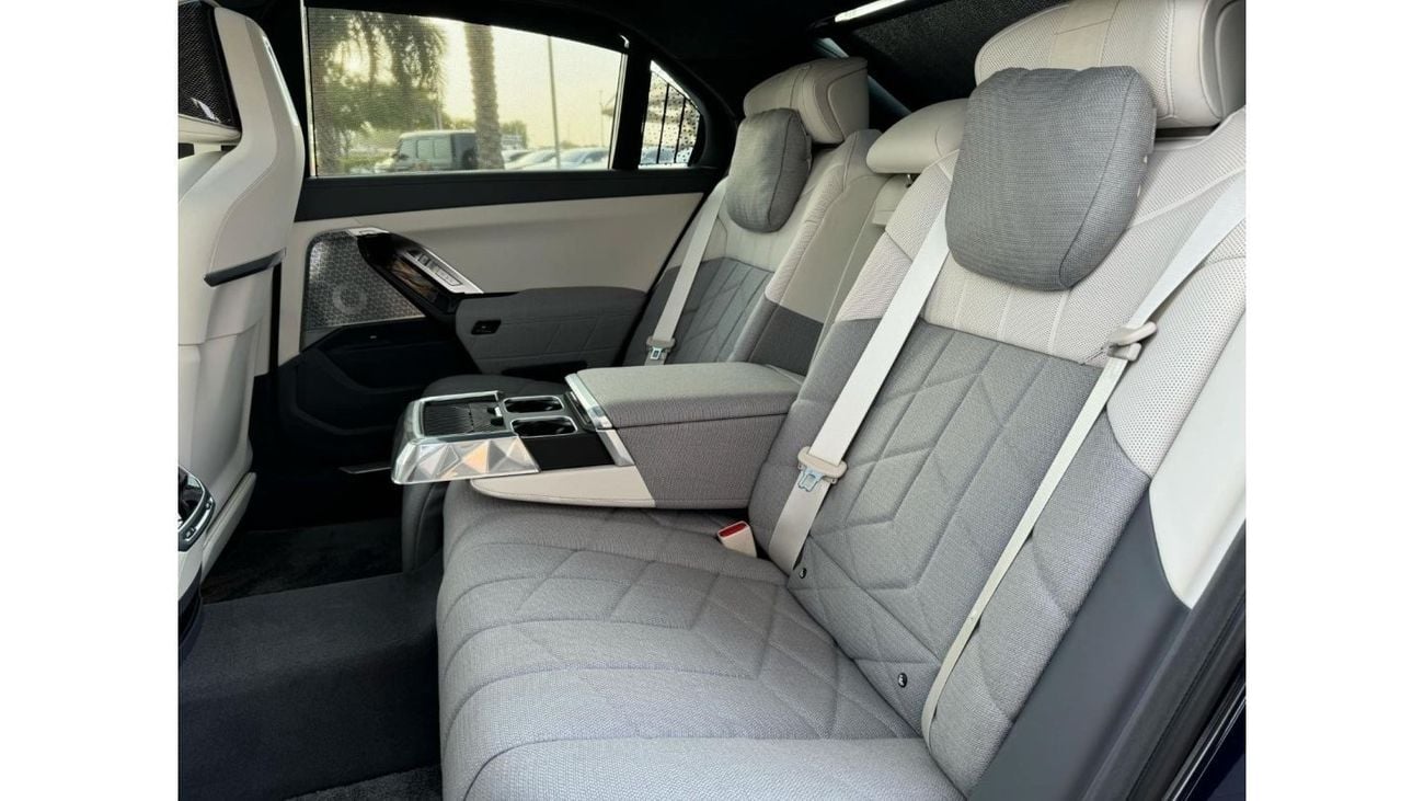 BMW i7 GCC SPEC UNDER WARRANTY AND SERVICE CONTRACT