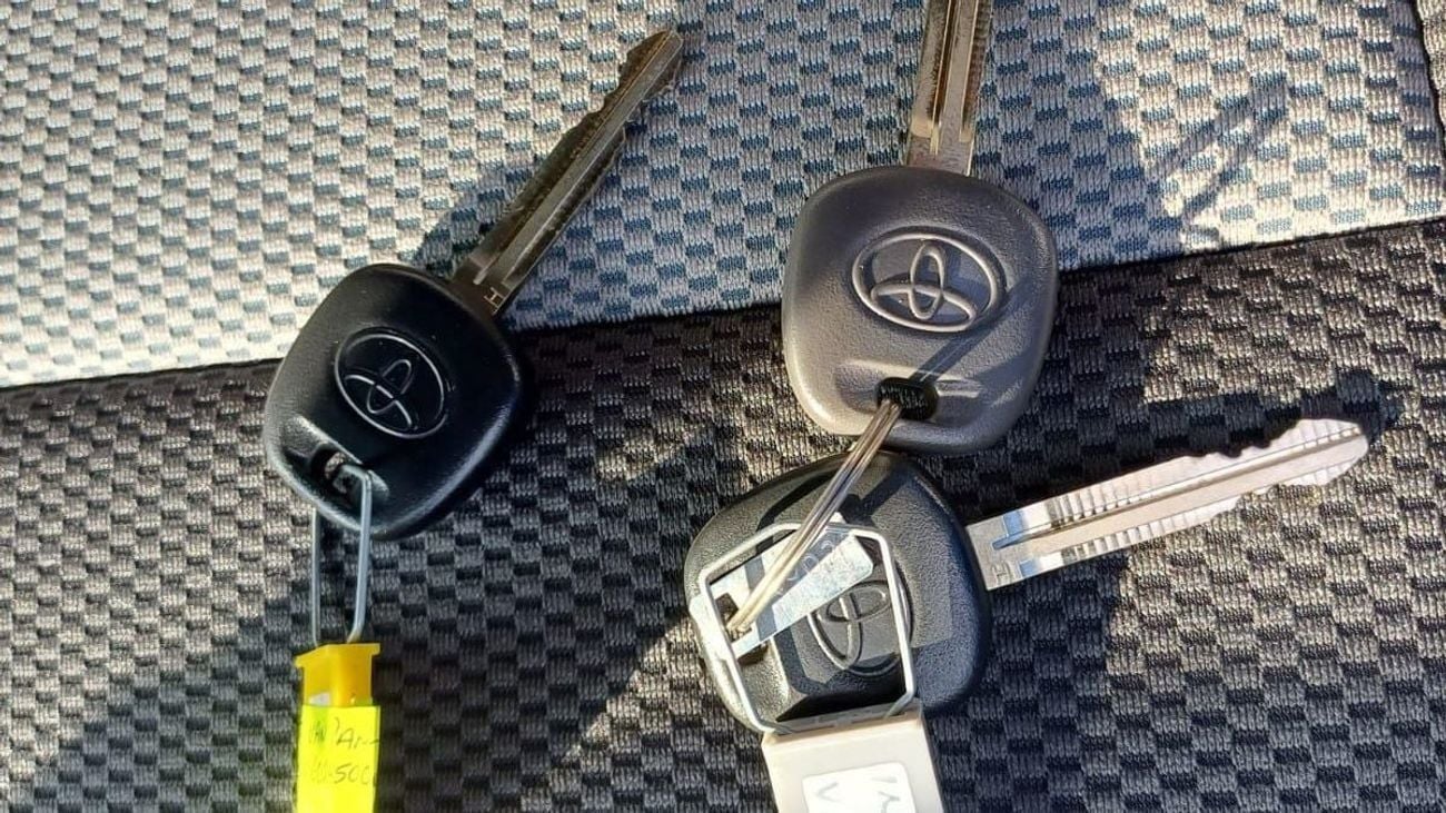 Toyota Hiace Van High Roof 2.8L (174 HP) M/T