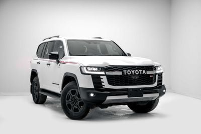 تويوتا لاند كروزر LC300 GR Sport 3.5L Hybrid - Precious White Inside GRS Black & Dark Red | Export