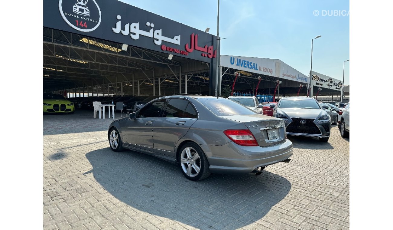 Mercedes-Benz C 300 Mercedes-Benz C300 source from America, little damage in the body Specifications of Full Option