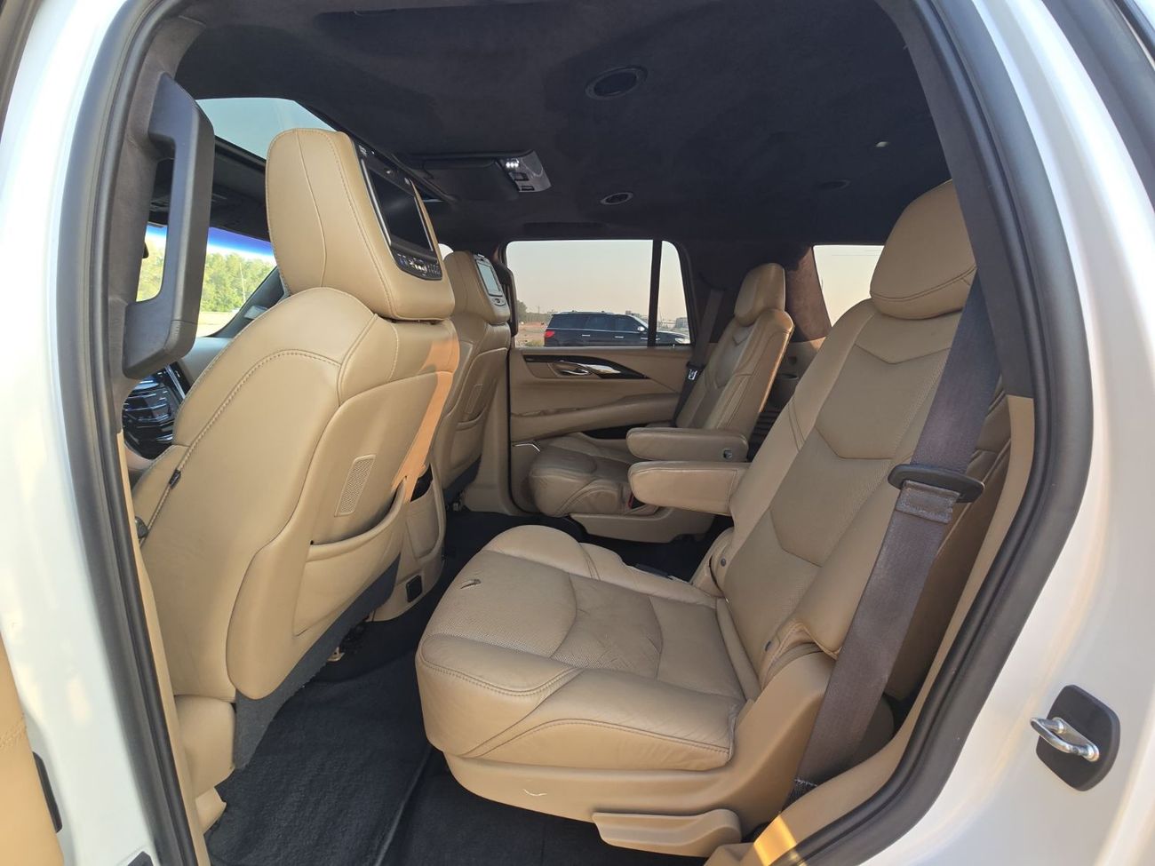 Cadillac Escalade Platinum 6.2L CADILLAC ESCALADE 2018 GCC 2KEYS // ORGINAL PAINT // GOOD CONDITION INSIDE OUT SIDE