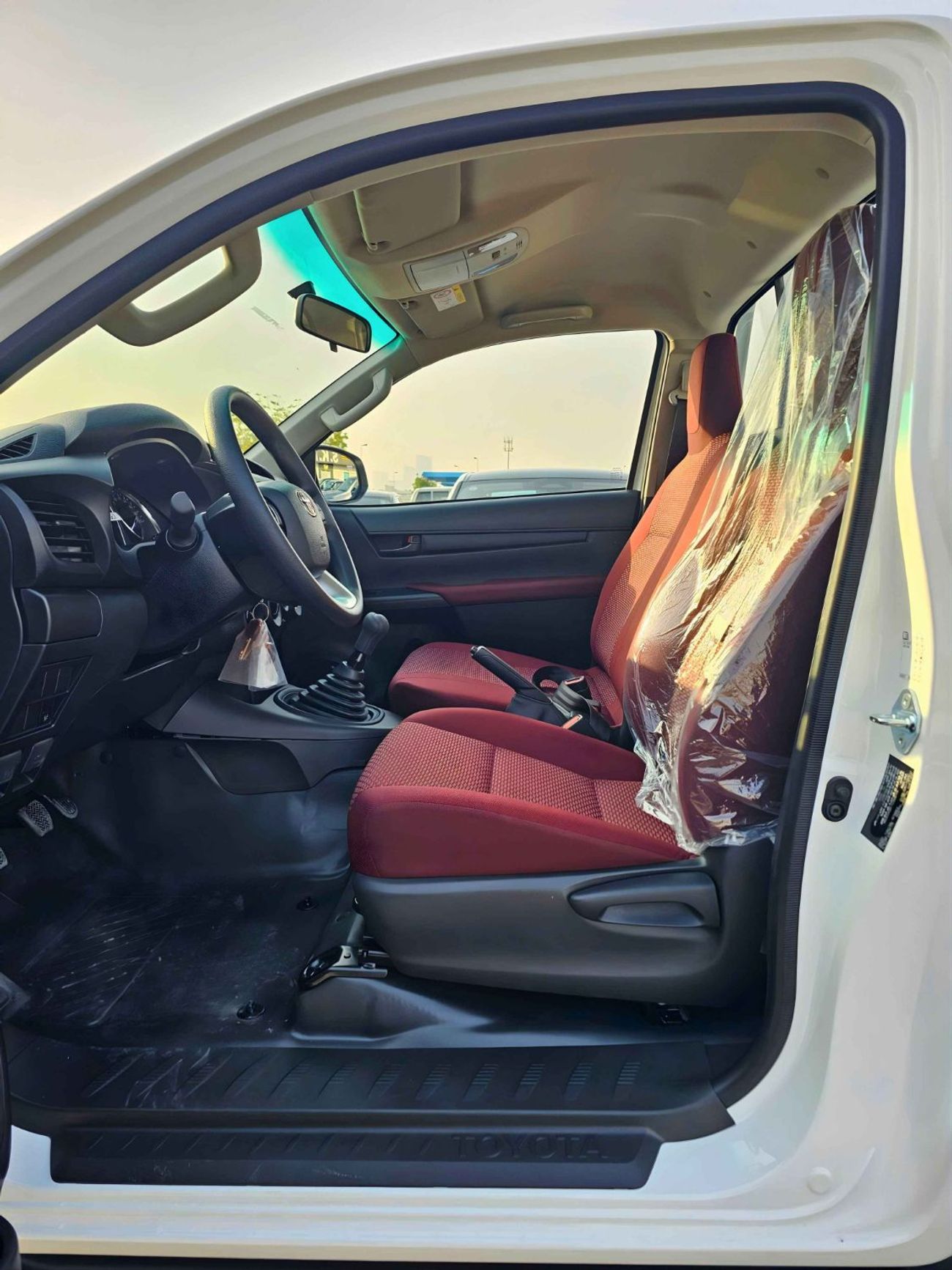 تويوتا هيلوكس GLSG SINGLE CABIN || 2.7L PETROL M/T 4WD / CHROME BUMPERS / DVD+CAMERA (CODE # GLS-G-SC)