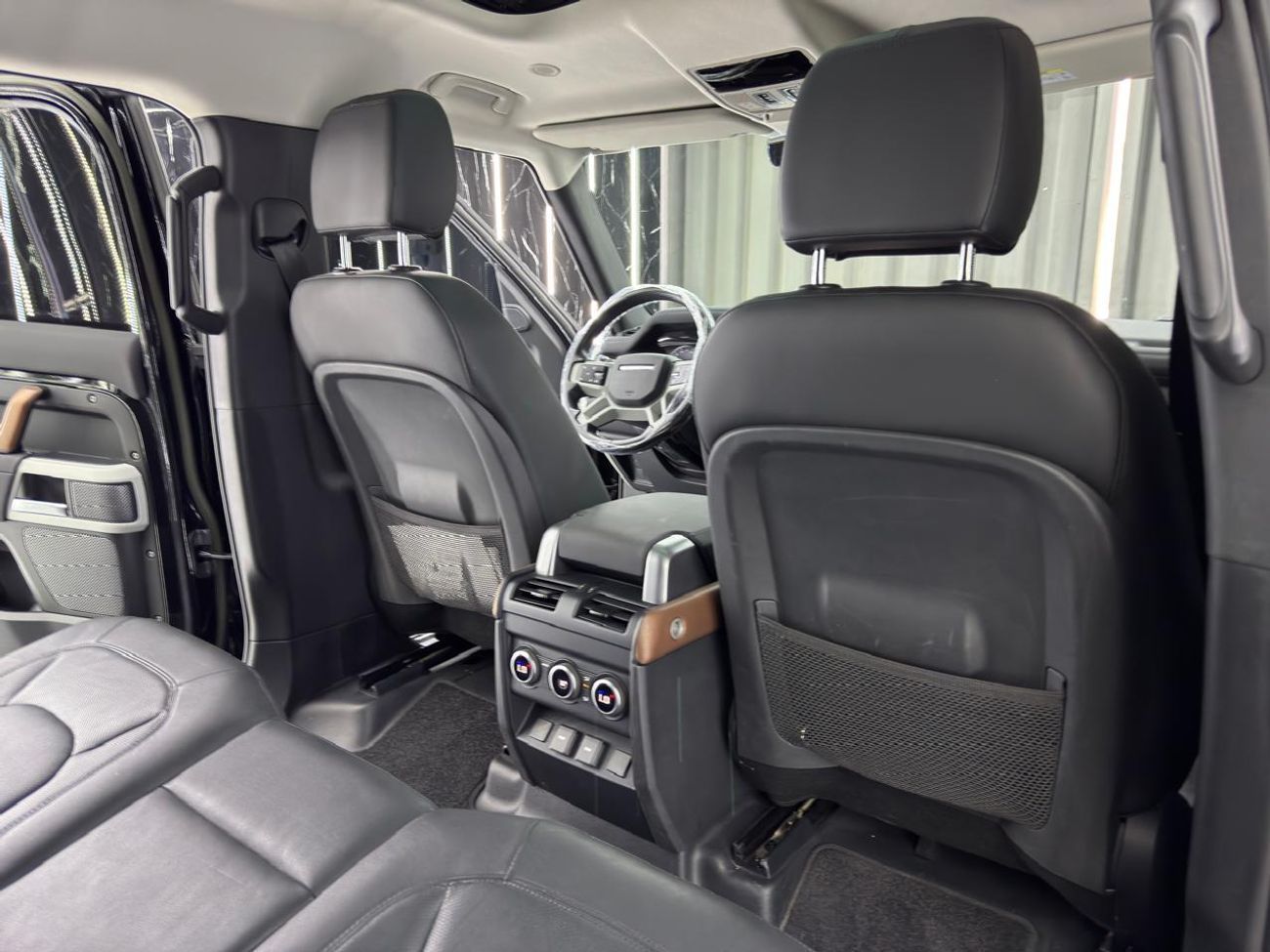 Land Rover Defender 110 SE P400 3.0L 2023 Land Rover Defender, 2028 Land Rover Defender Warranty + Service Pack, GCC