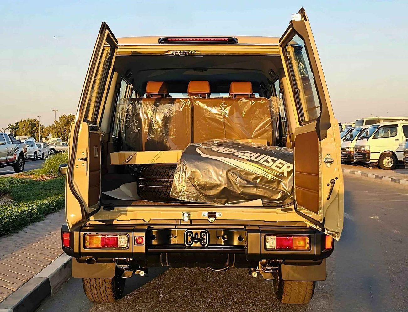 Toyota Land Cruiser 70 LC76 /4.0L PETROL A/T / TOP VARIANT / DIFF LOCK / REFRIGETOR / FULL OPTION / CODE#68081