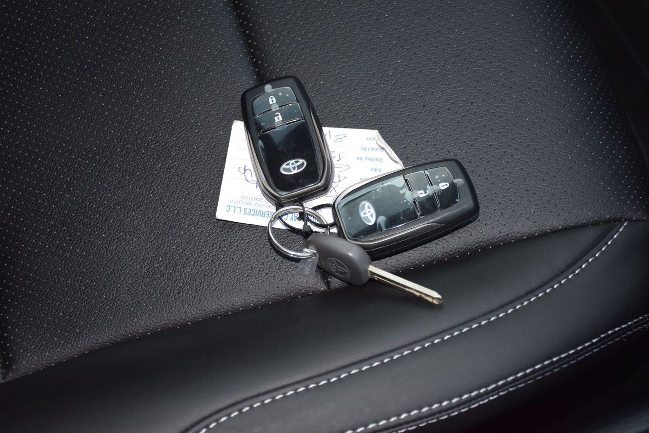 تويوتا هيلوكس 4X4 Diesel 2.8L (Right Hand)