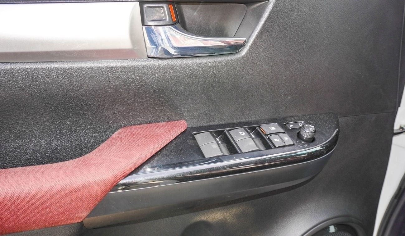 Toyota Hilux SR5. 2.4L 4WD. A/T