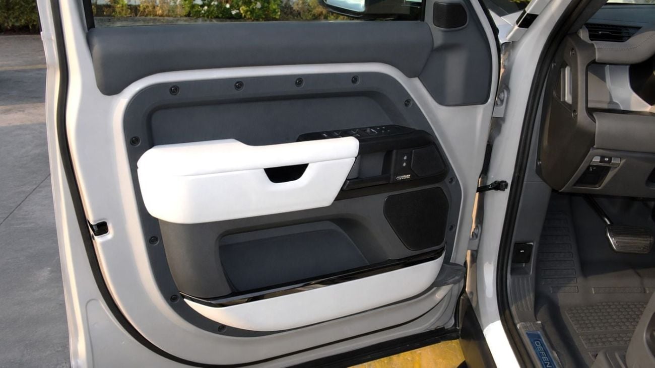 Land Rover Defender 110 OCTA  P635 | Borasco Grey | Light Cloud/Lunar | 635 HP