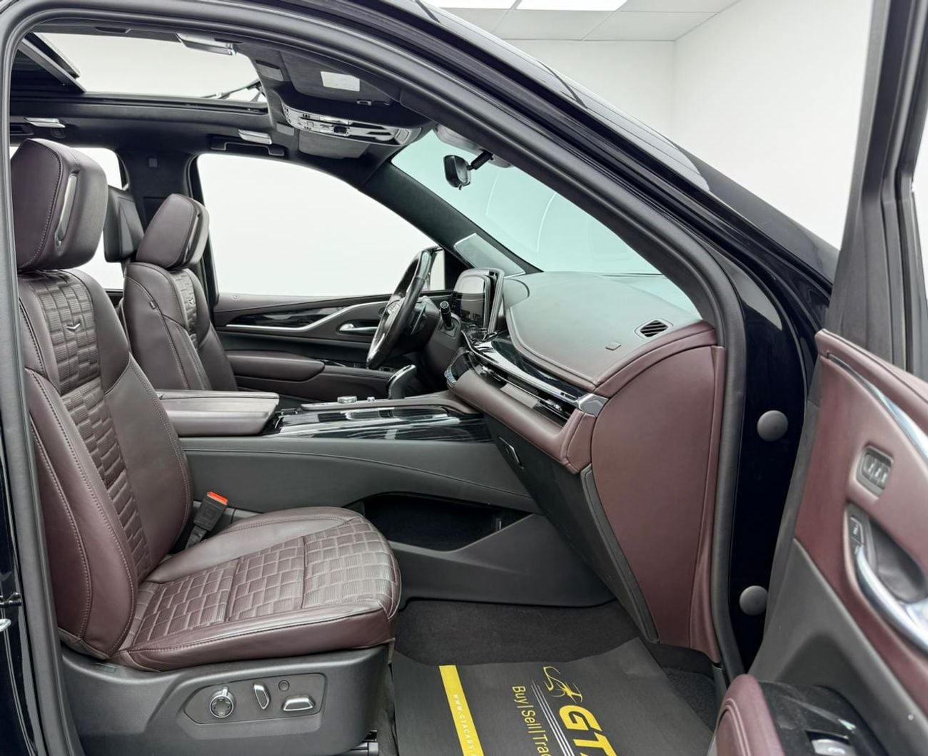 كاديلاك إسكالاد Escalade-V 6.2L 2023 Cadillac Escalade V, 2027 Cadillac Warranty, 2028 Cadillac Service Pack, GCC