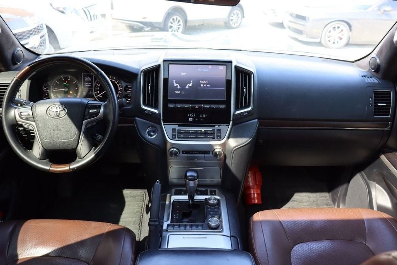 تويوتا لاند كروزر VXR 5.7L 4WD Toyota Land Cruiser VX.R 5.7L / 2018 / GCC / Original Paint