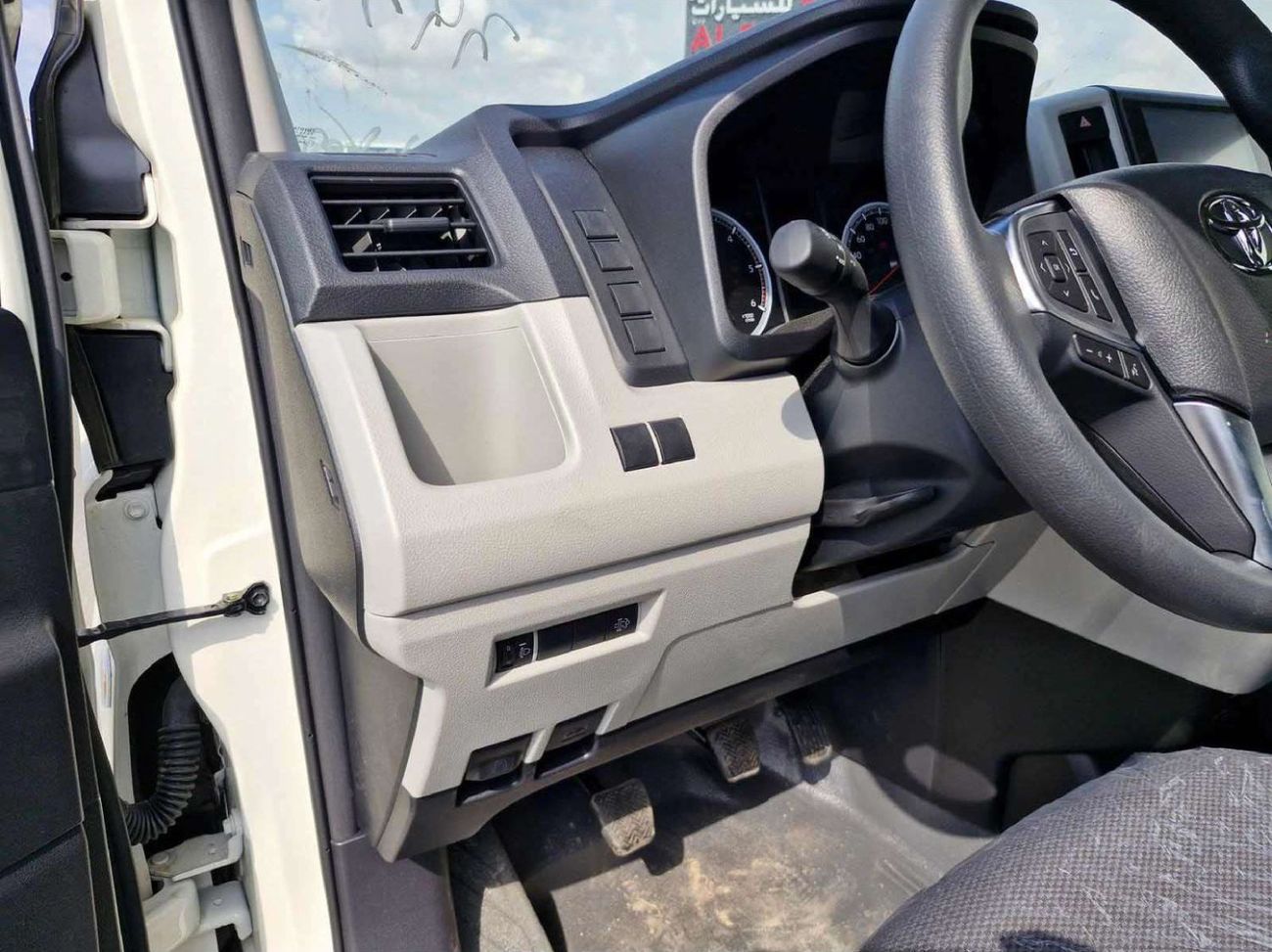 Toyota Hiace 2.8L DSL 13 SEATS HIGHROOF WITH SUNROOF AND DOOR HANDLE SAUDI SPECS