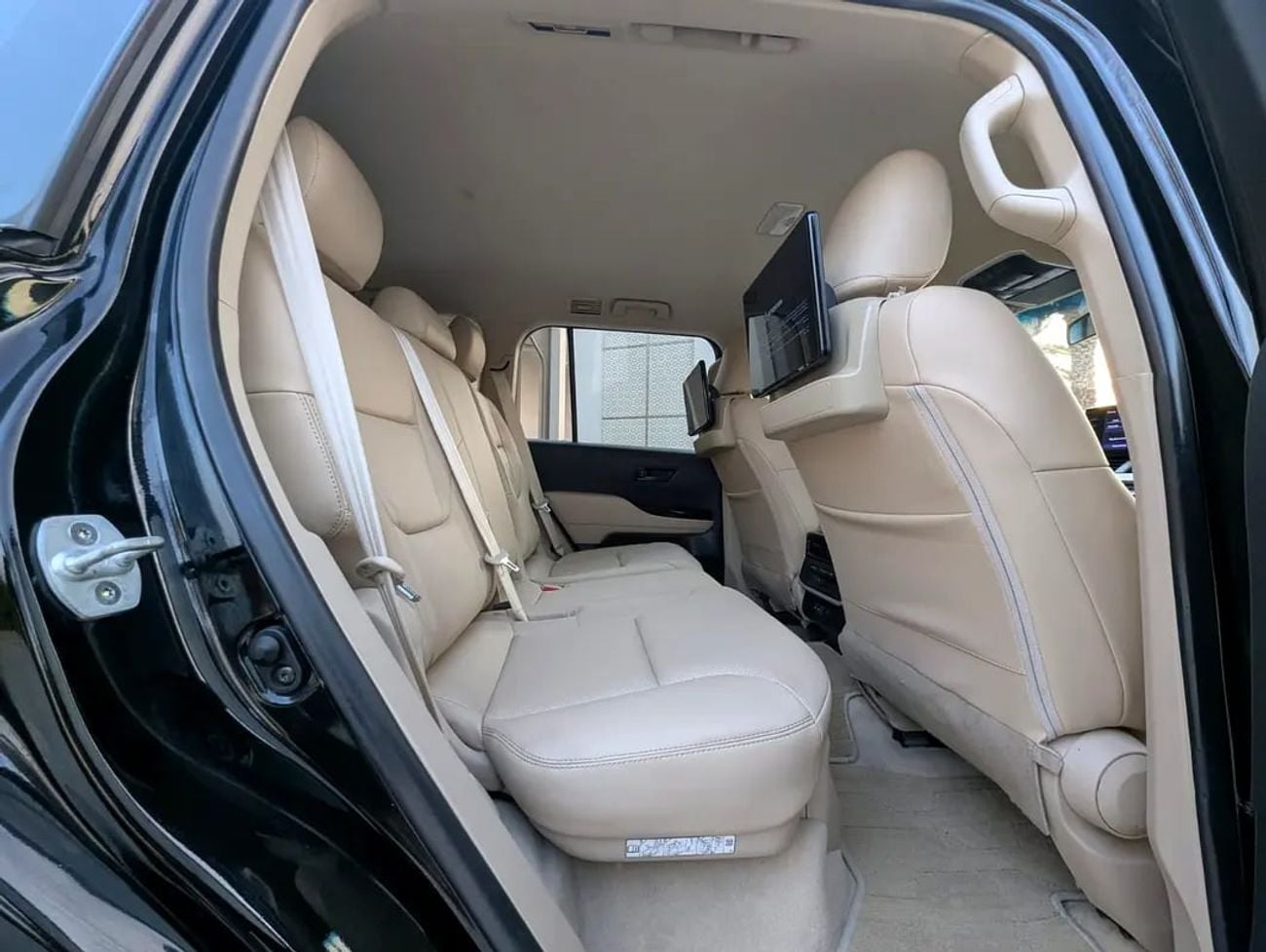 تويوتا لاند كروزر VXR 2023 GCC Specs Interior and Exterior Excellent Condition