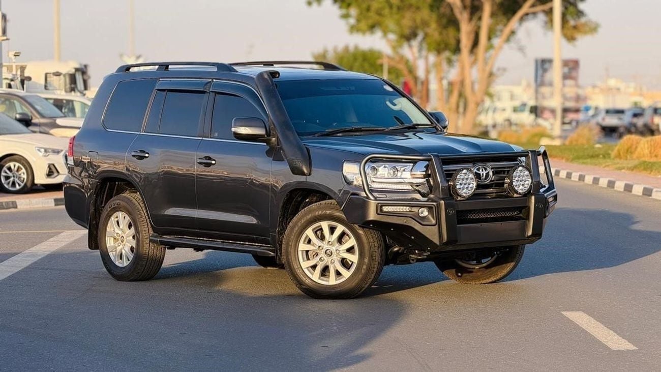 Toyota Land Cruiser 2017 | BULL BAR | PUSH START | SUNROOF | PARKING SENSOR | 4.5L DIESEL ENGINE | POWER SEAT | AT | RHD