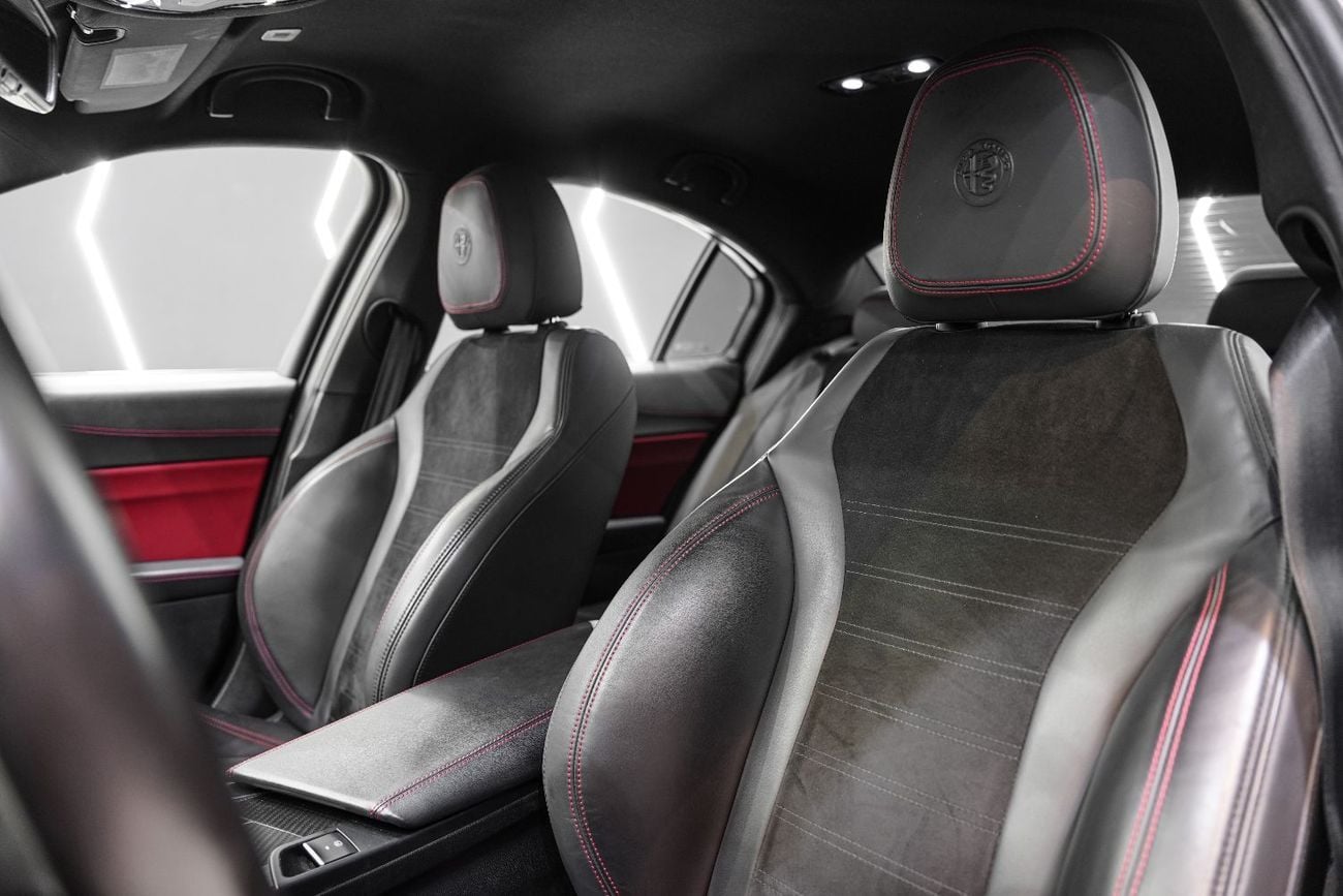 ألفا روميو جوليا Quadrifoglio, Carbon Trim, Harman/Kardon Audio, Sport Package, GCC Specs!!