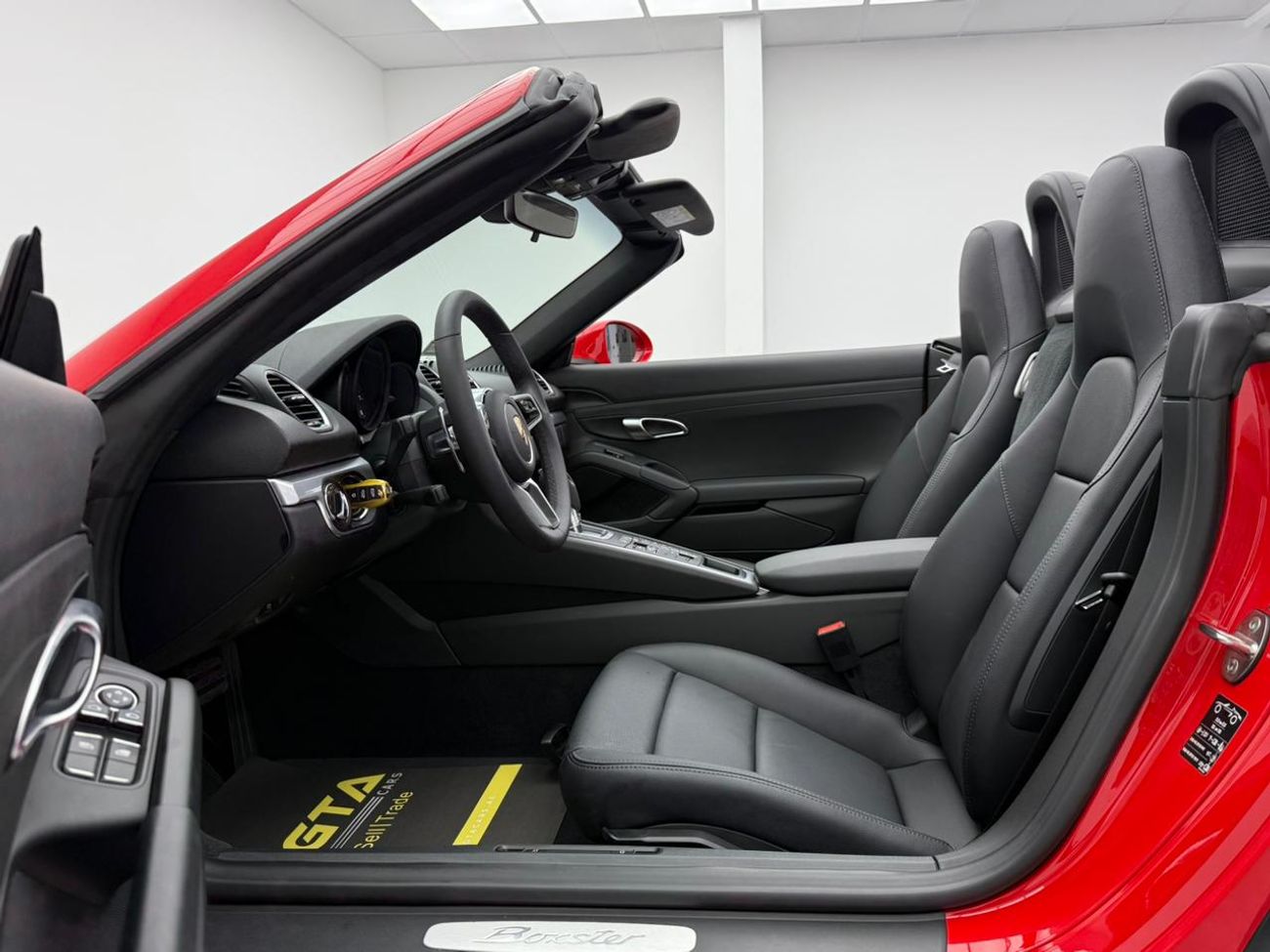 بورش بوكستر 718 Std 2.0L A/T 2025 Porsche 718 Boxster ,Al Nabooda Warranty+Full service history ,GCC