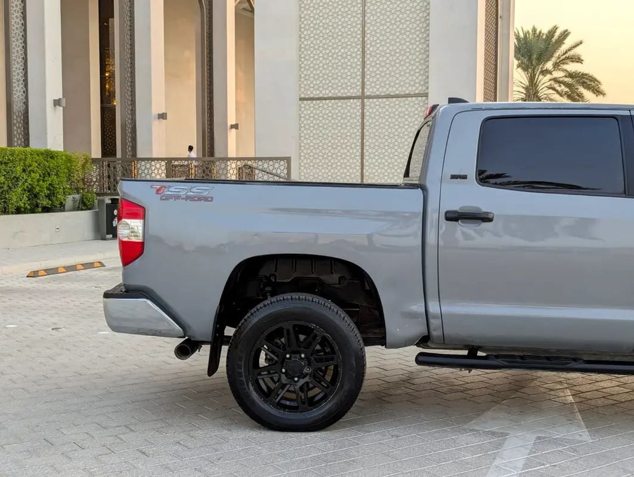 Toyota Tundra Crewmax SR5 - GCC Specs interior and Exterior Excellent Condition