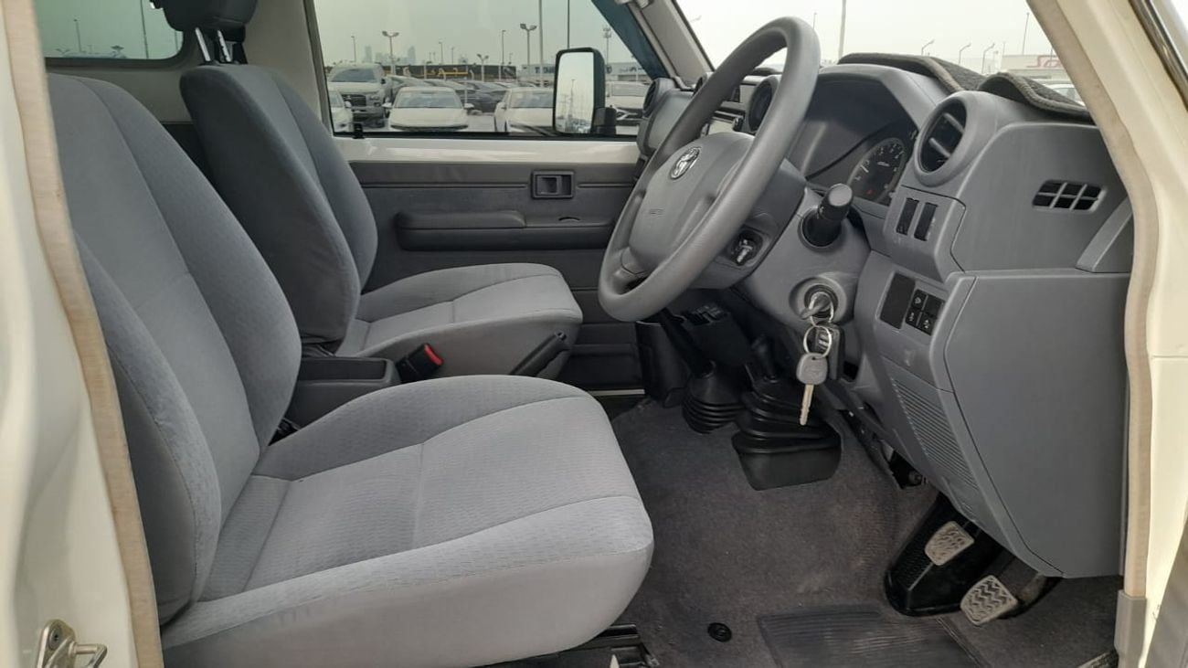 تويوتا لاند كروزر Right-Hand drive 3 door troop carrier V8 1VD diesel manual