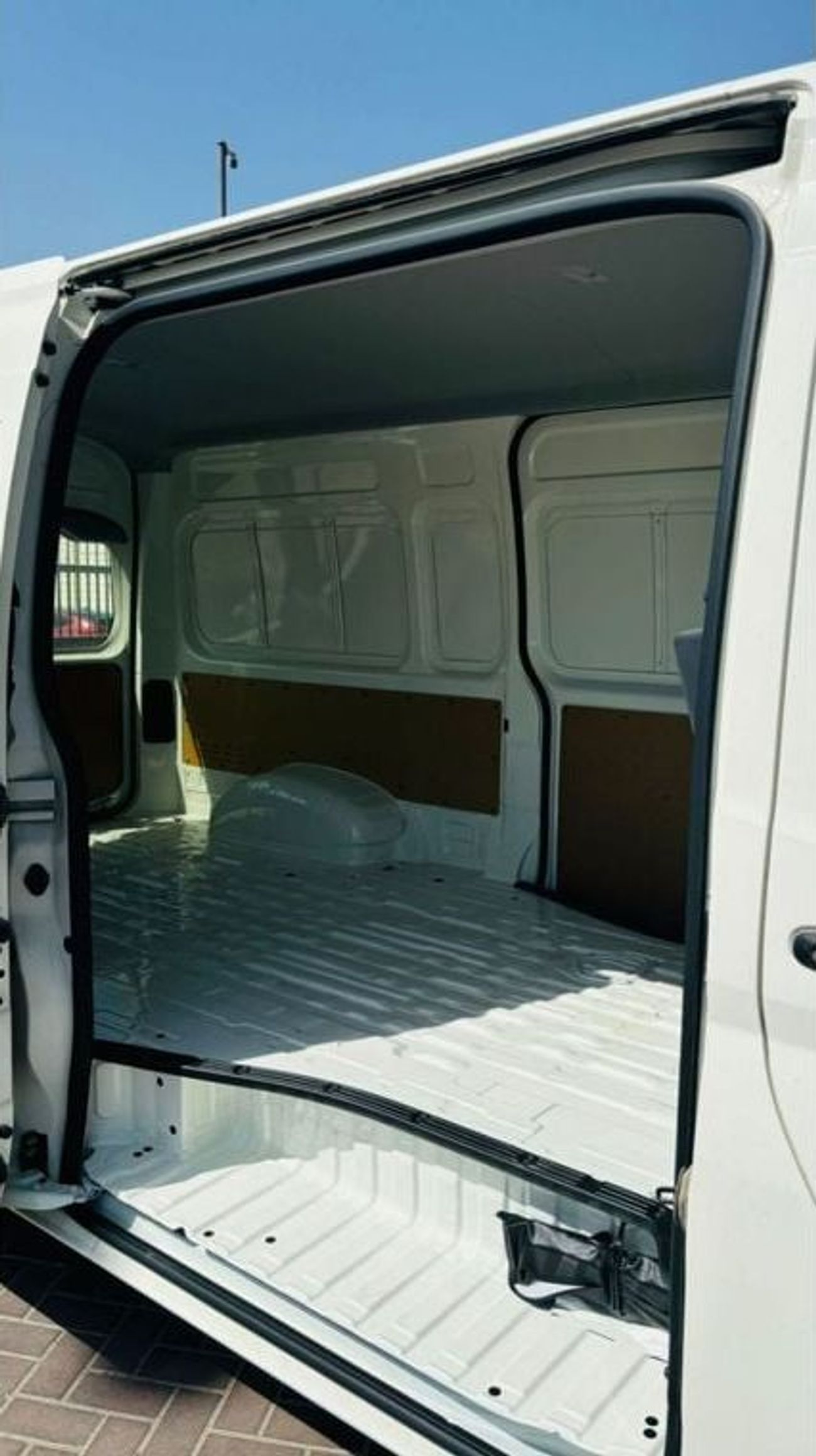 تويوتا هاياس Cargo Swing Door Automatic