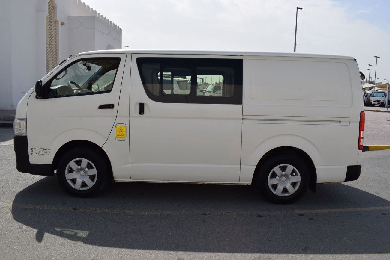 تويوتا هاياس Toyota Hiace 6 seater Van, model:2018.