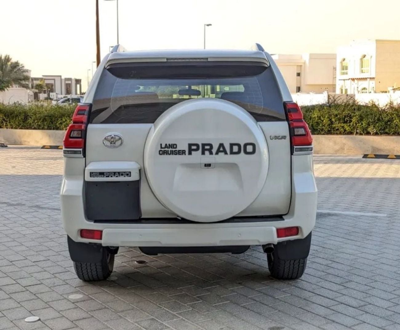 تويوتا برادو Toyota prado 2018Model VXR 4.0L v6 petrol Engine Colour White Transmission Automatic Interior.Begie