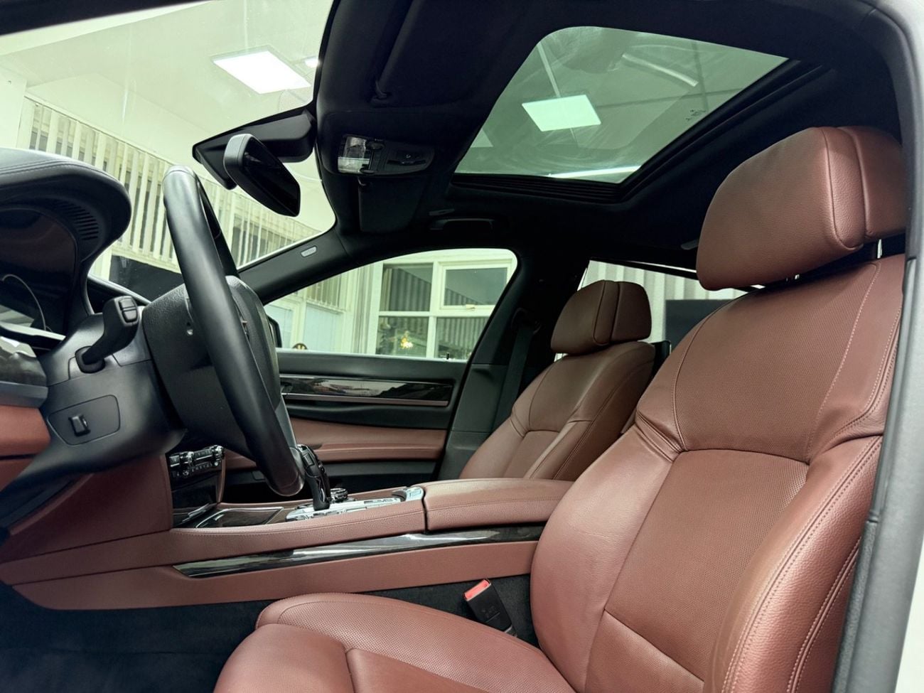 BMW 750Li Luxury 4.4L (443 HP)