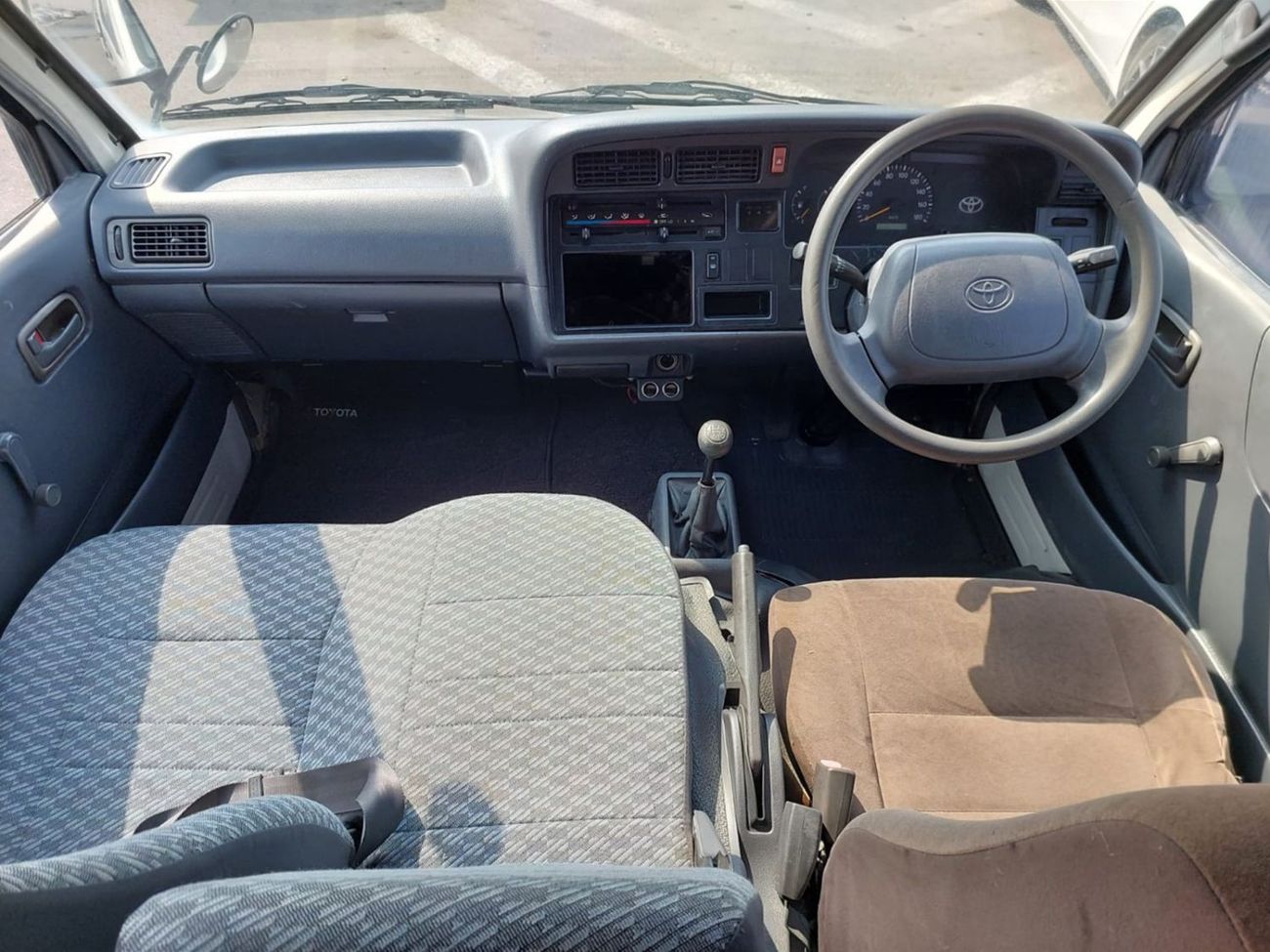 تويوتا هاياس TOYOTA HIACE COMMUTER VAN RHD 2001 MODEL 3.0 L DIESEL MANUAL(PM08349)