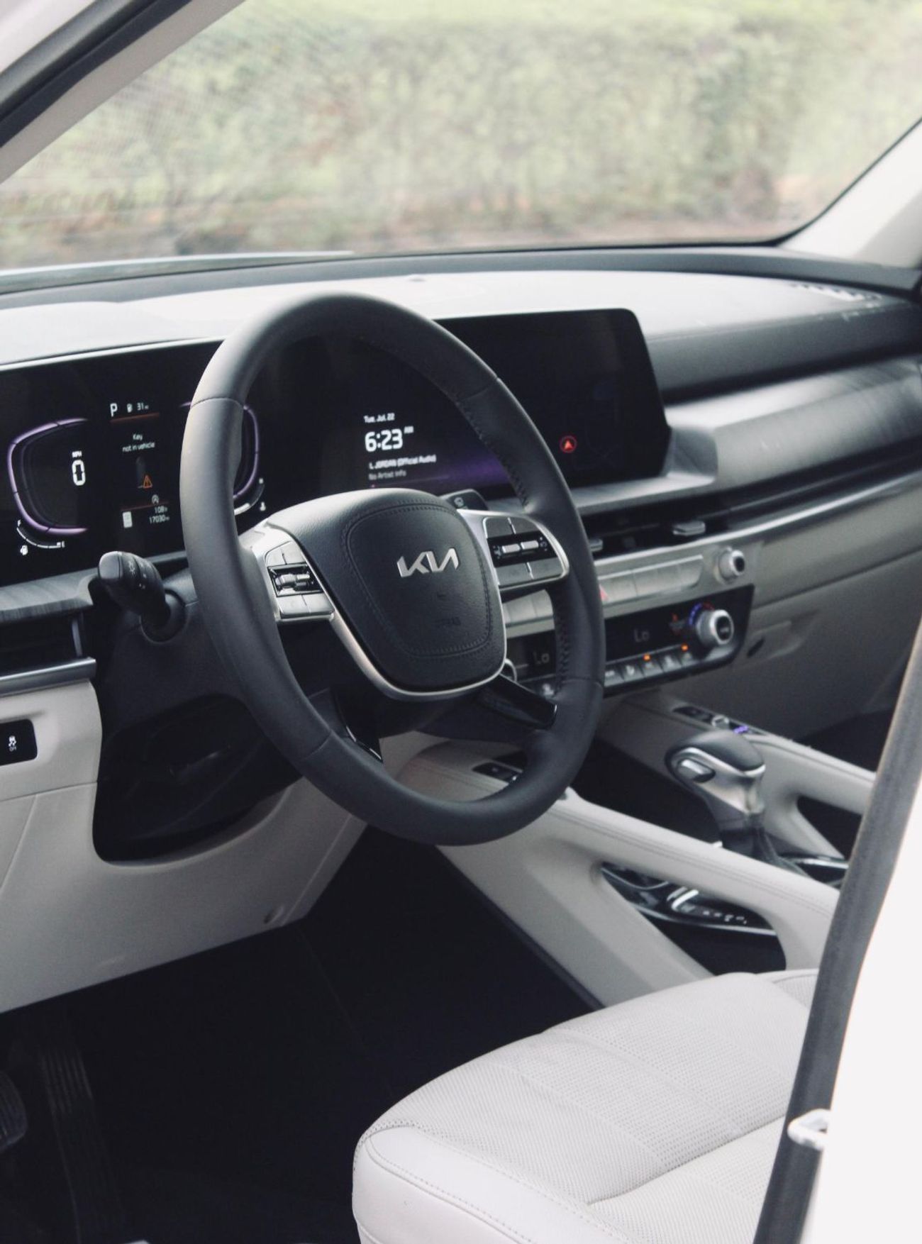 كيا تيلورايد The Kia Telluride is a popular 3-row, 7-8 seater midsize SUV, recognized for its luxurious, upscale 