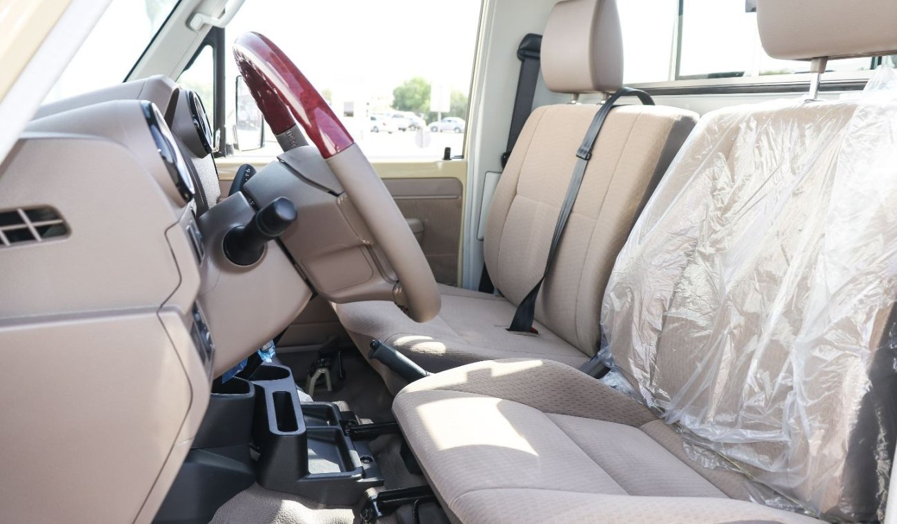 Toyota Land Cruiser Pickup 2022 Lx 4.0Ltr V6 4WD Single Cab-Winch-Diffrential Lock-Wooden interior-Power window-power mirror