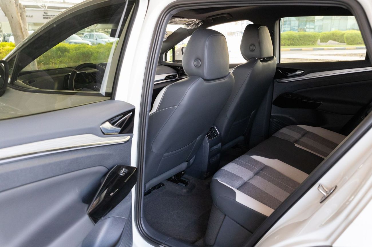 فولكس واجن ID.4 2022 VW ID4 Pure+ 19 بوصة FP - أبيض من الداخل أسود ورمادي | للتصدير فقط