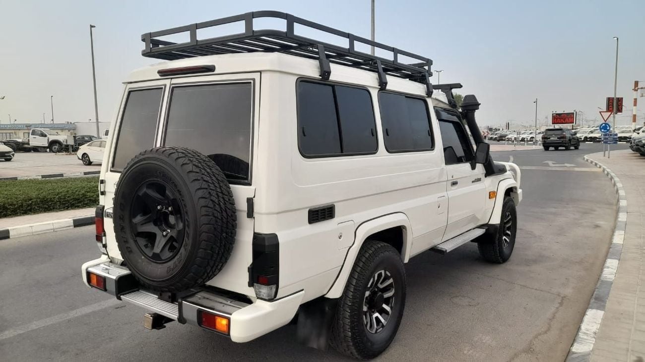 تويوتا لاند كروزر Right-Hand drive 3 door troop carrier V8 1VD diesel manual