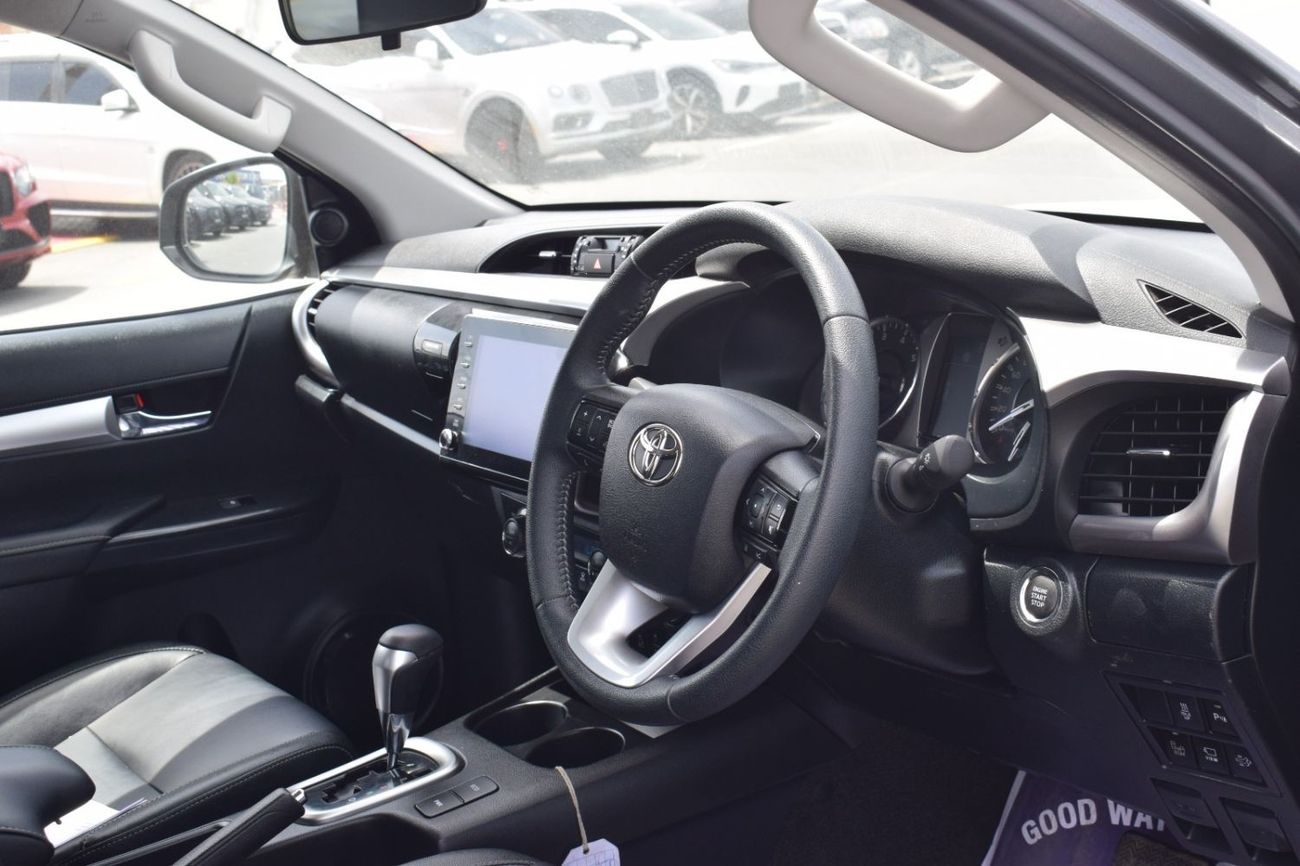 تويوتا هيلوكس SR5 2.8L Diesel A/T 4x4