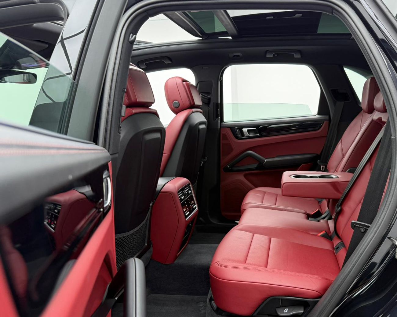 بورش كايان Std 3.0L (335 HP) 2022 Porsche Cayenne, Warranty, Full Service History, Sport Chrono Package, Excell