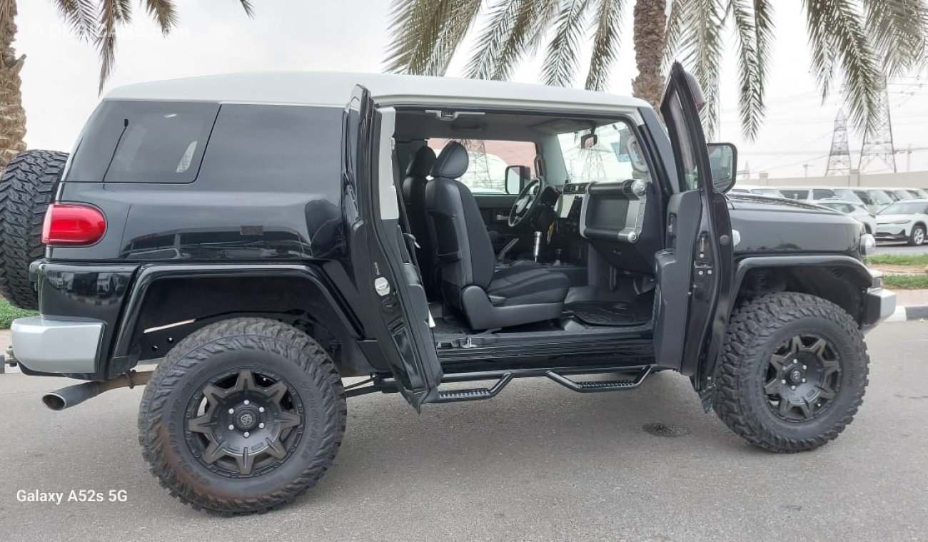 تويوتا إف جي كروزر TOYOTA FJ CRUISER MODEL 2006 PETROL