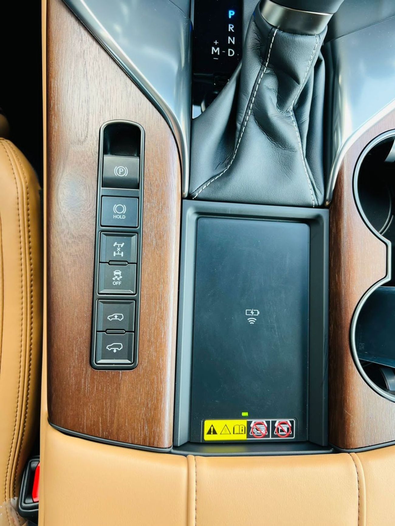 Lexus LX 600 LEXUS_LX600_SIGNATURE_2023_GCC_FULL_OPTIONS_WHITE_2024_AVAILABLE