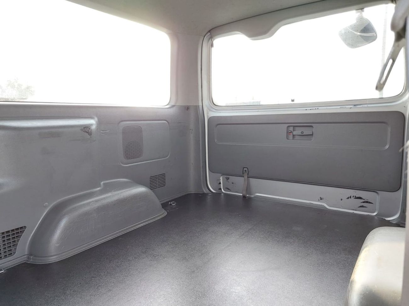 Toyota Hiace TOYOTA HIACE VAN RIGHT HAND DRIVE(PM12342)