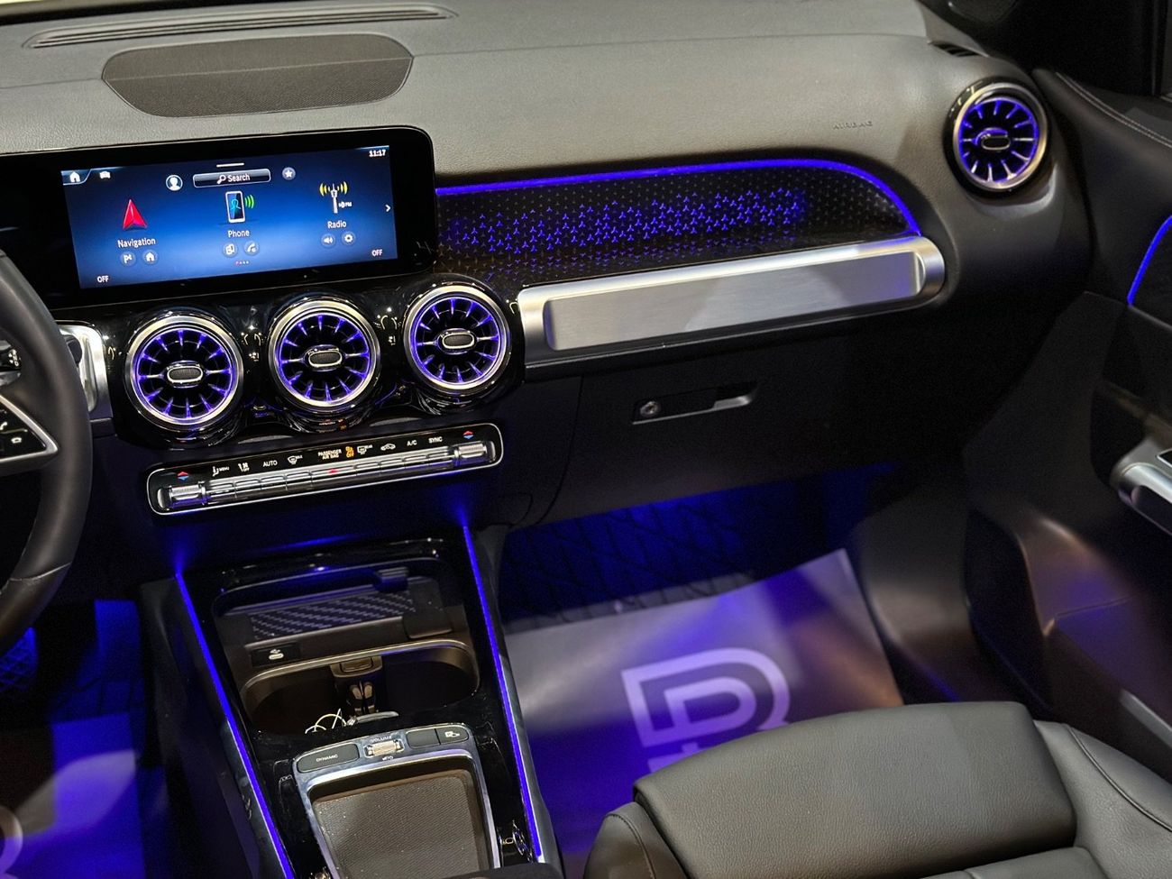 مرسيدس بنز GLB 250 4MATIC 2.0L (221 HP) MERCEDES-BENZ GLB250 4MATIC | 2024 | FULL OPTIONS | VERY GOOD CONDITIONS