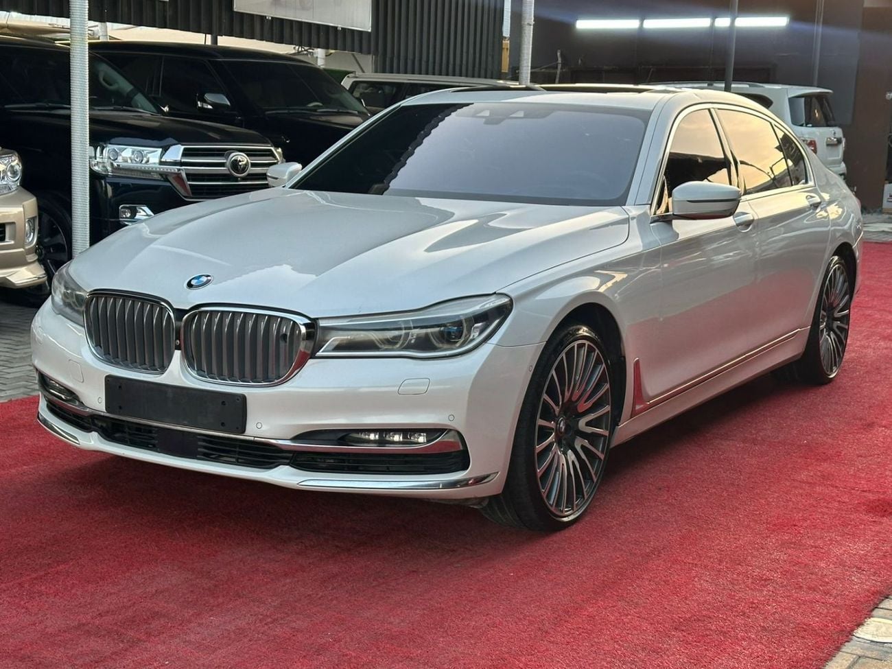 بي أم دبليو 750Li xDrive 4.4L (523 HP)
