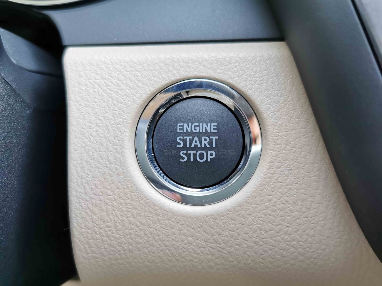 تويوتا كامري 2.5L PETROL, 17" ALLOY RIMS, TRACTION CONTROL, REMOTE KEY (CODE # TCAM04)