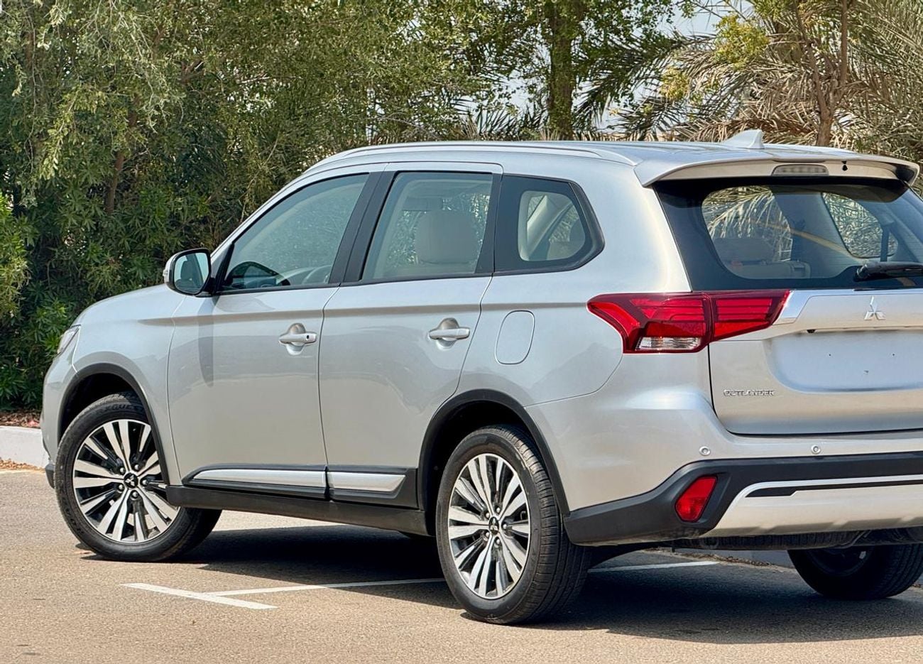Mitsubishi Outlander GLX 865-Monthly l GCC l 4wd, Cruise, Camera l Accident Free