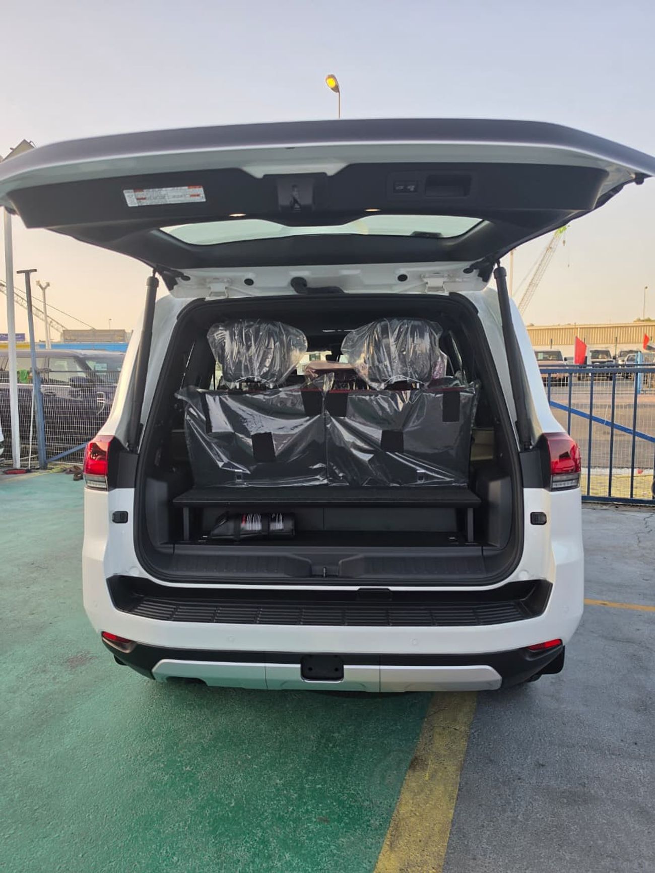 تويوتا لاند كروزر GR SPORT Toyota Land Cruiser LC300 GR Hybrid 2026 – فل أوبشن | أبيض خارجي | داخلية أحمر وأسود
