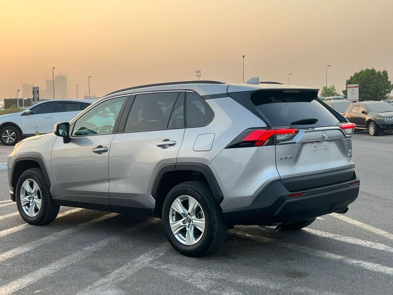 Toyota RAV4 2021 Toyota Rav4  XLE  Full Option AWD  -4x4-2.5L-V4- Sunroof Push Start Rear Camara