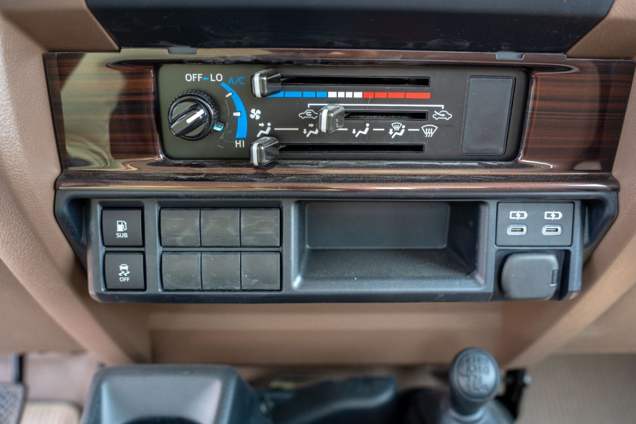 تويوتا لاند كروزر بيك آب Std 4.0L Single Cab Utility 4WD