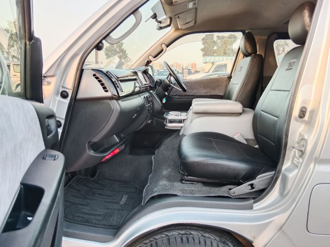 Toyota Hiace TOYOTA HIACE RIGHT HAND DRIVE(PM1182)